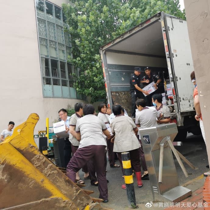 基金會工作人員動用怪手及長型大貨車協助搬運。（圖／翻攝微博）