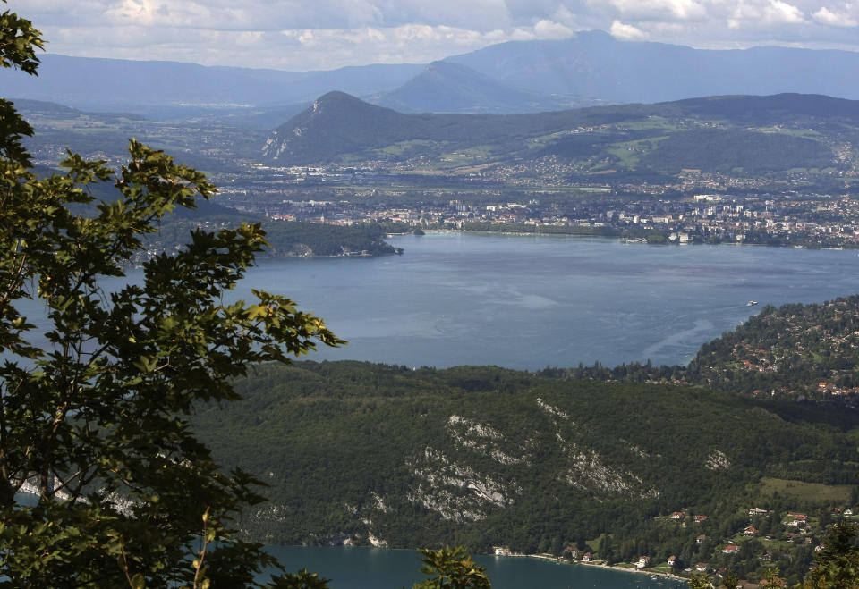 ARCHIVO - Una vista del lago de Annecy, en los Alpes franceses, el viernes 10 de septiembre de 2010. Una persona armada con un cuchillo hirió a niños y otras personas en la localidad de Annecy antes de ser detenida, según indicó el jueves 8 de junio de 2023 el ministro francés del Interior. (AP Foto/Lionel Cironneau, Archivo)