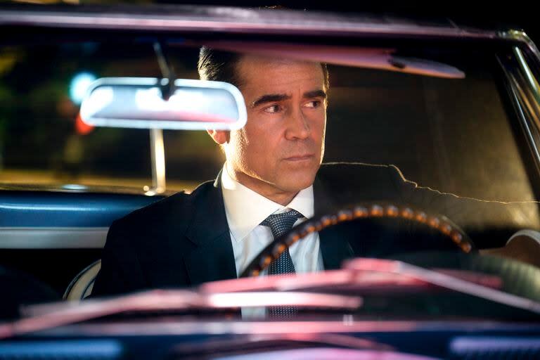 Con toda la onda: Colin Farrell, de impecable traje y en un descapotable vintage, en una escena de Sugar, la nueva serie de Apple TV+