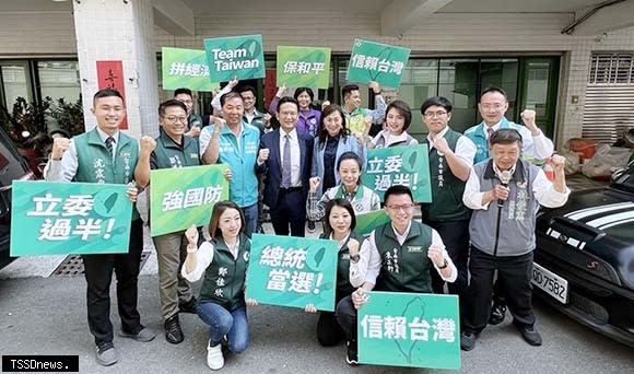 民進黨南市立委初選登記首日三人完成登記，南市議會黨團成員也到場相挺，誓言達成總統當選、立委過半目標。（記者李嘉祥攝）