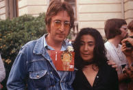 John Lennon e Yoko Ono al Festival di Cannes, 18 maggio 1971. (AP Photo/Michel Lipchitz)