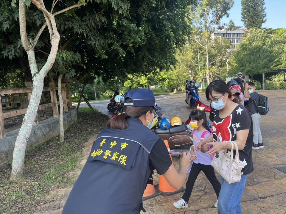 中市警婦幼隊守護學童上學安全，並對家長及學童實施婦幼安全宣導。(圖/記者謝榮浤翻攝)