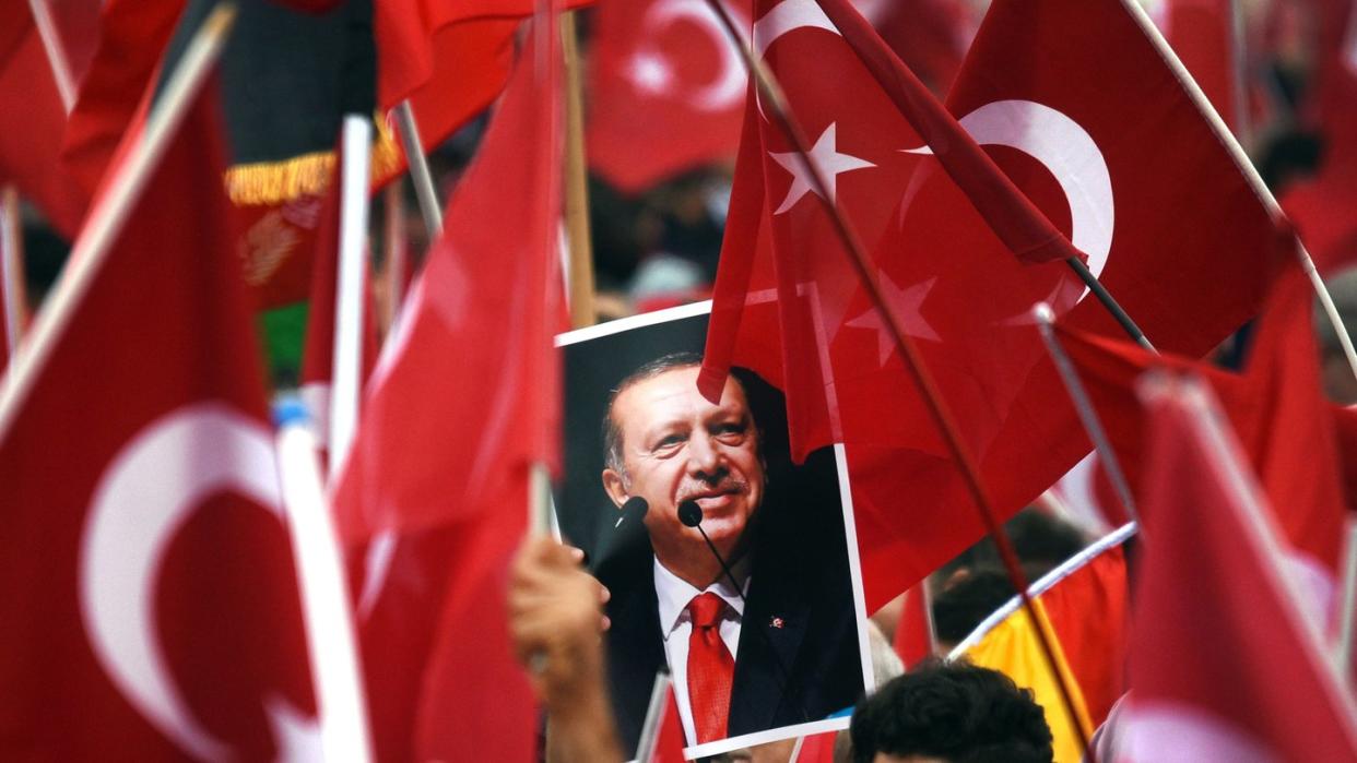 Erdogan-Anhänger. In der Türkei sollen am 24. Juni Präsidenten- und Parlamentswahlen stattfinden. Foto: Henning Kaiser/Archiv