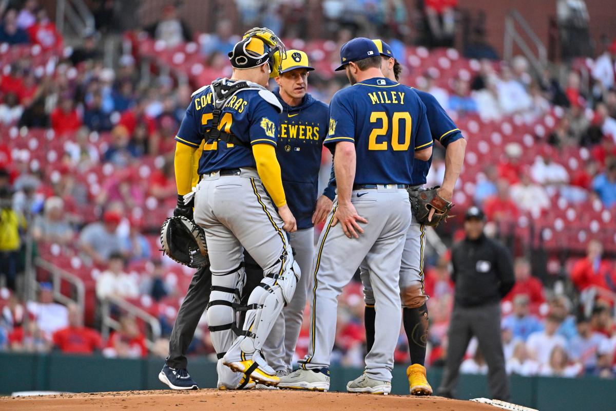 Wade Miley pulled after one batter as Brewers manager Craig