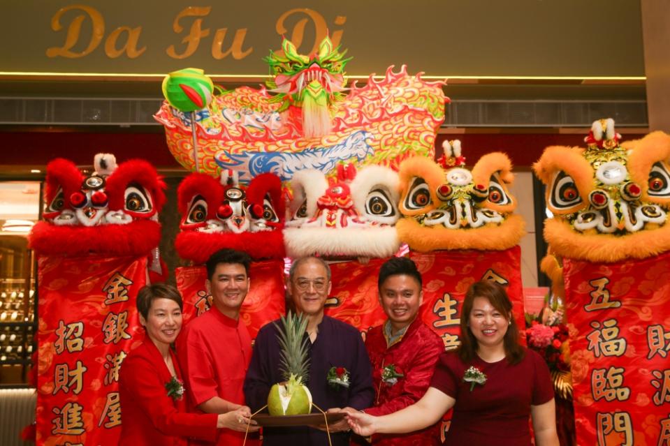 The soft launch of Da Fu Di Restaurant was celebrated with the founders and auspicious lion dance and dragon dance.