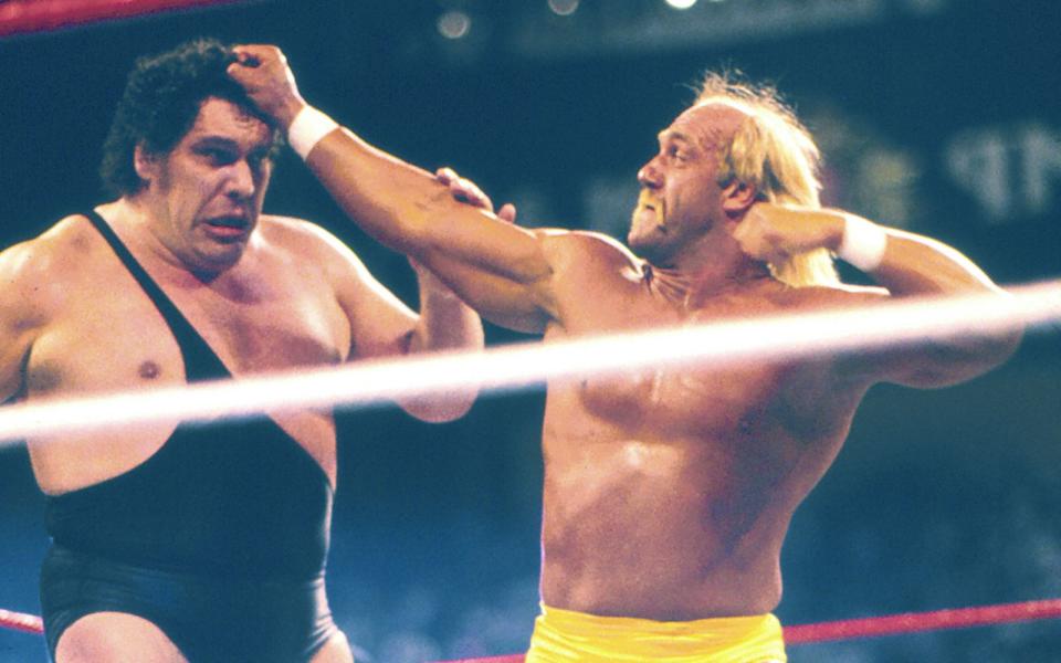 Hogan gewann im Lauf seiner Karriere jeden nennenswerten Titel und war über Jahre ein Aushängeschild der Liga World Wrestling Entertainment (früher World Wrestling Federation). Sechsmal holte er den Titel als World Champion. Seinen größten Triumph feierte er 1987 bei "WrestleMania III", als er den vermeintlich unbezwingbaren André the Giant (links) besiegte - ein ikonischer Wrestling-Moment! (Bild: Jeffrey Asher/Getty Images)