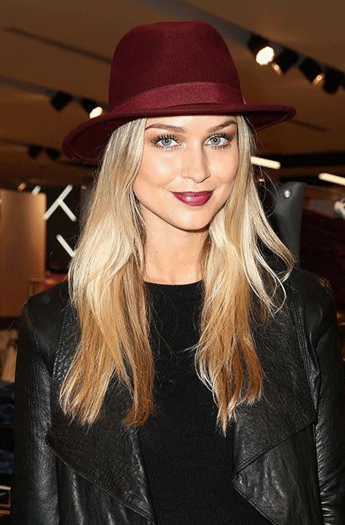 Ayris pouted and posed her burgundy red lips and matching hat like a professional at the Sydney opening of FOREVER 21. We totally dig her dip-dyed blonde locks with that subtle reverse balayage, which works perfectly against her glowing skin and shimmery lids.