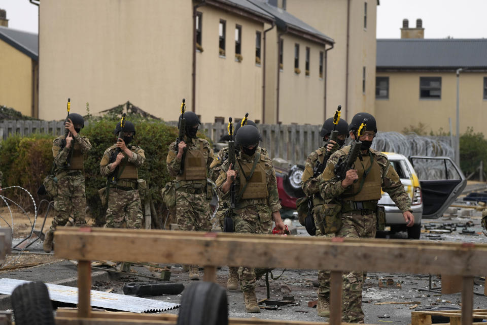 Ukrainian volunteer military recruits take part in an urban battle exercise whilst being trained by British Armed Forces at a military base in Southern England, Monday, Aug. 15, 2022. MOD and British Army as the UK Armed Forces continue to deliver international training of Ukrainian Armed Forces recruits in the United Kingdom.(AP Photo/Frank Augstein)