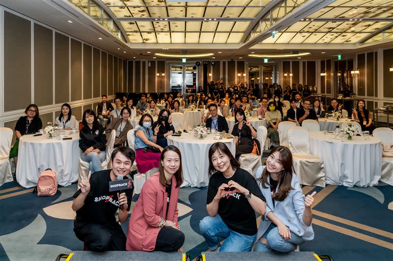 ShopBack在21日首度在台灣舉行電商論壇，以「Extraaa is a Must翻轉消費體驗：掌握電商躍升新趨勢」為題，與現場與會貴賓分享。（圖／ShopBack提供）