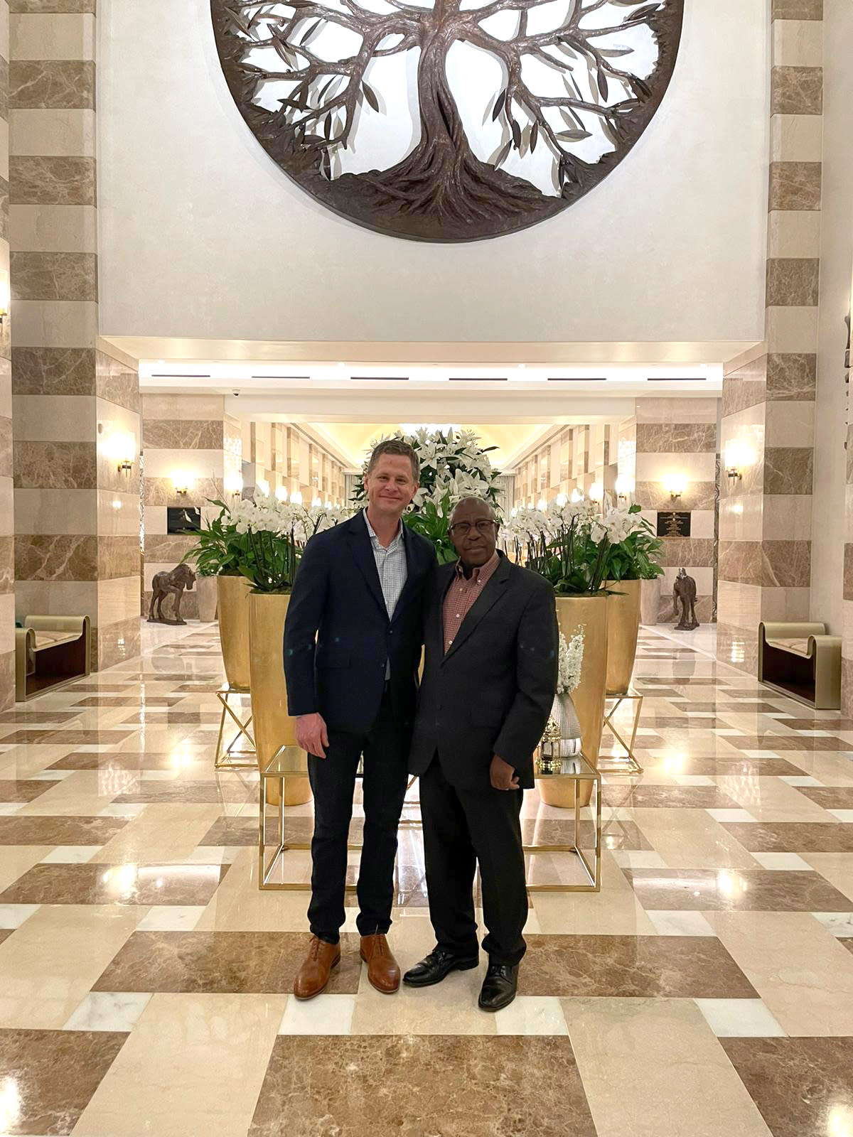 Paul Rusesabagina, a la derecha, con su abogado Ryan Fayhee en el hotel St. Regis de Doha, Catar, el mes pasado, días después de la liberación del primero. Aquí, el otrora preso disfrutó de su primera copa de vino en varios años. (Ryan Fahyee vía The New York Times)
