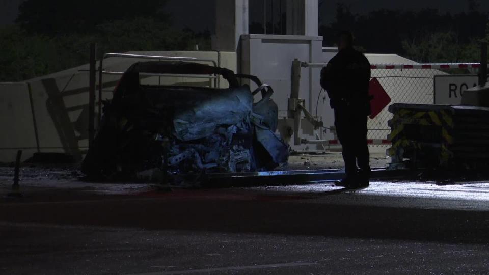 <div>The Houston Police Department investigates a deadly crash on the Gulf Freeway.</div>