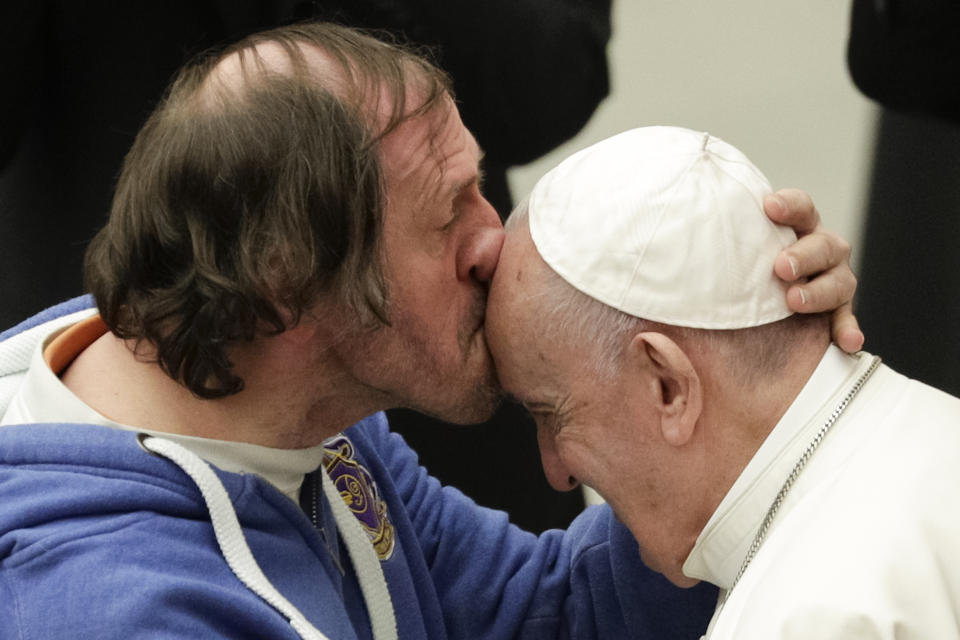 Papa Francesco, il bacio diventa virale