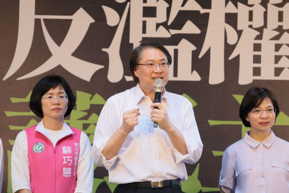 民進黨祕書長林右昌前來替綠委們打氣，也透露覆議若失敗後下一步。（民進黨提供）