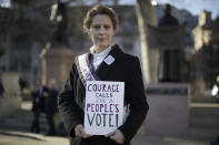 Kate Willoughby, una partidaria de seguir en la UE de Yorkshire, vestida como la sufragista de principios del siglo XX Emily Davison, posa para una fotografía ante el Palacio de Westminster, en Londres, el 12 de febrero de 2019. Kate cree que, en vista de todo lo que ha cambiado desde la consulta de 2016, un nuevo referéndum libre y justo sería la mejor forma de seguir adelante. A apenas unos días de la fecha oficial del Brexit, en los terrenos aledaños al parlamento, los verdaderos creyentes se reúnen cada día para tratar de influir en los legisladores, llamar la atención sobre su causa y ganar nuevos apoyos. (AP Foto/Matt Dunham)