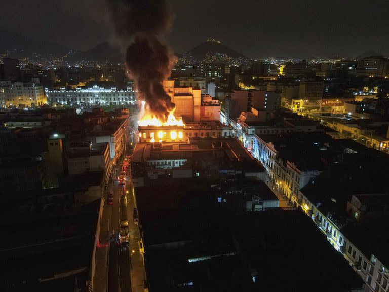 Vista aérea del incendio cerca de la Plaza San Martín