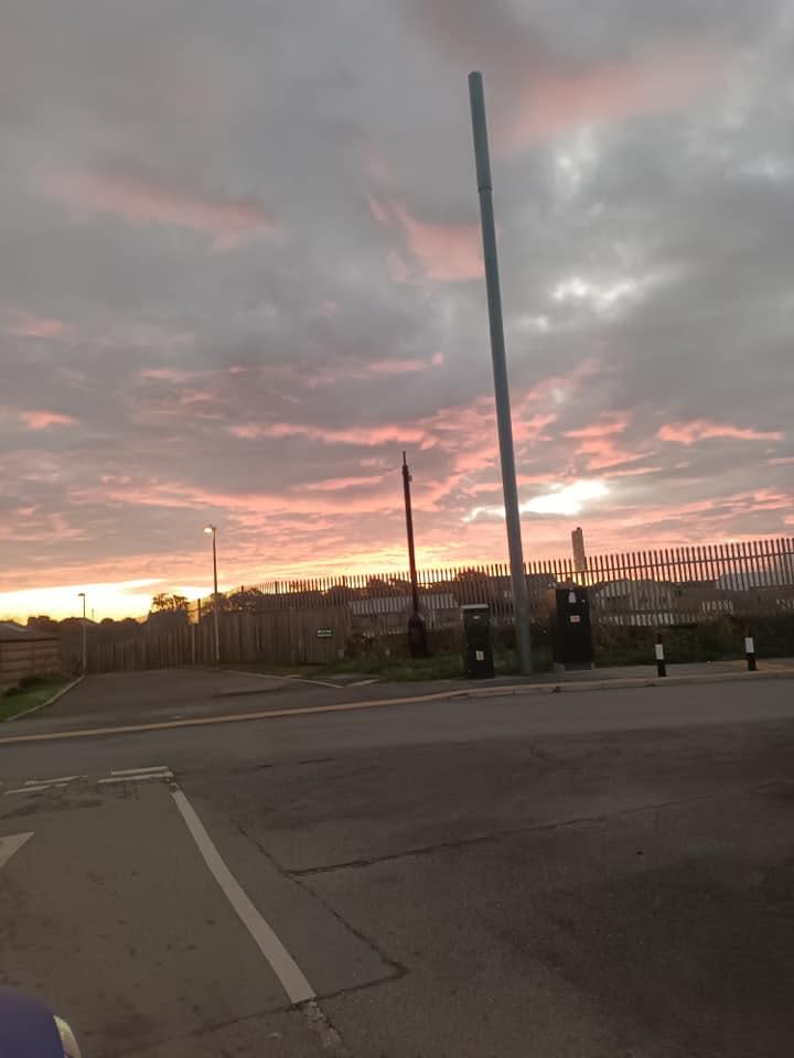 Western Telegraph: Cielo rojo sobre Milford Haven.  Imagen: Jackie Evans