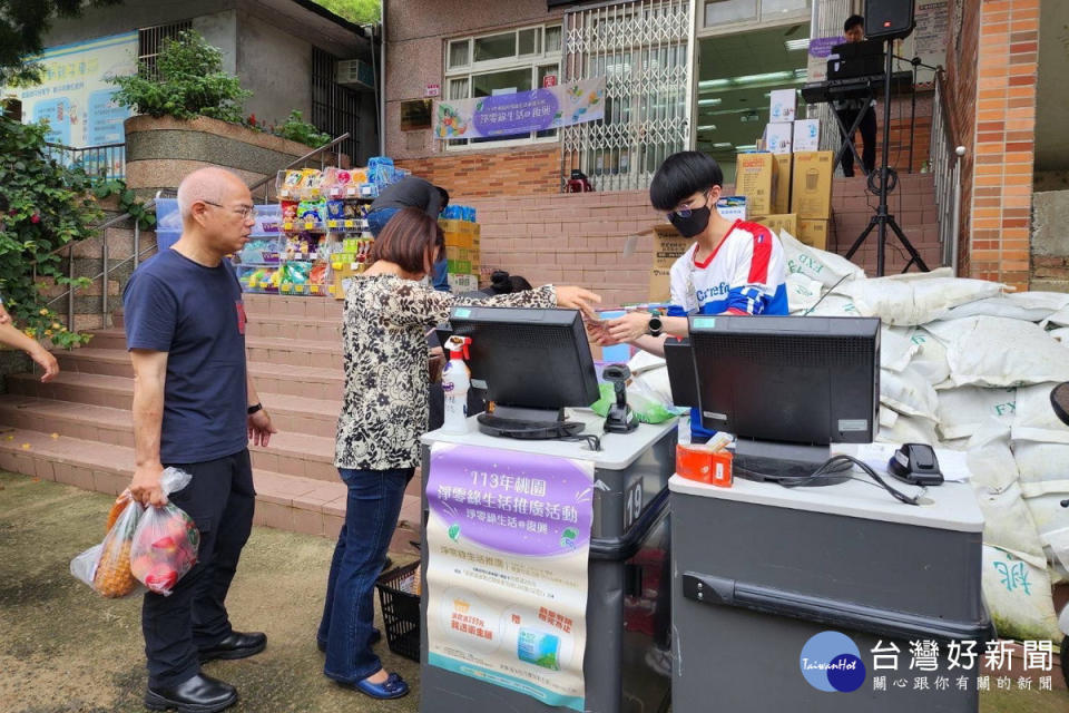 響應淨零綠生活，桃園市政府環保局攜手家樂福行動超市走進原鄉復興區。