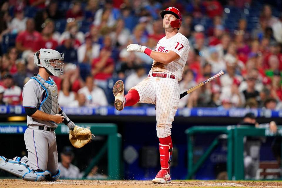 El primera base de los Filis Rhys Hoskins reacciona tras recibir un strike del abridor de los Marlins Sandy Alcántara, en el sexto inning del partido celebrado el 10 de agosto de 2022 en Filadelfia.