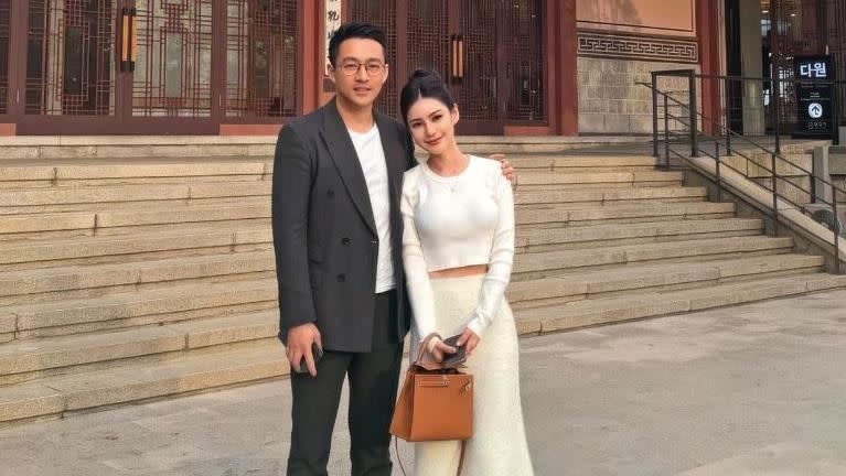 汪小菲（左）跟未婚妻Mandy（右）非常恩愛，疑似即將領證結婚。（圖／翻攝自微博）