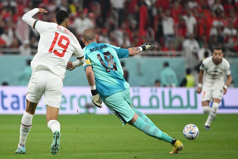 El arquero canadiense Milan Borjan le regaló la pelota a Hakim Ziyech y recibió el primer tanto 