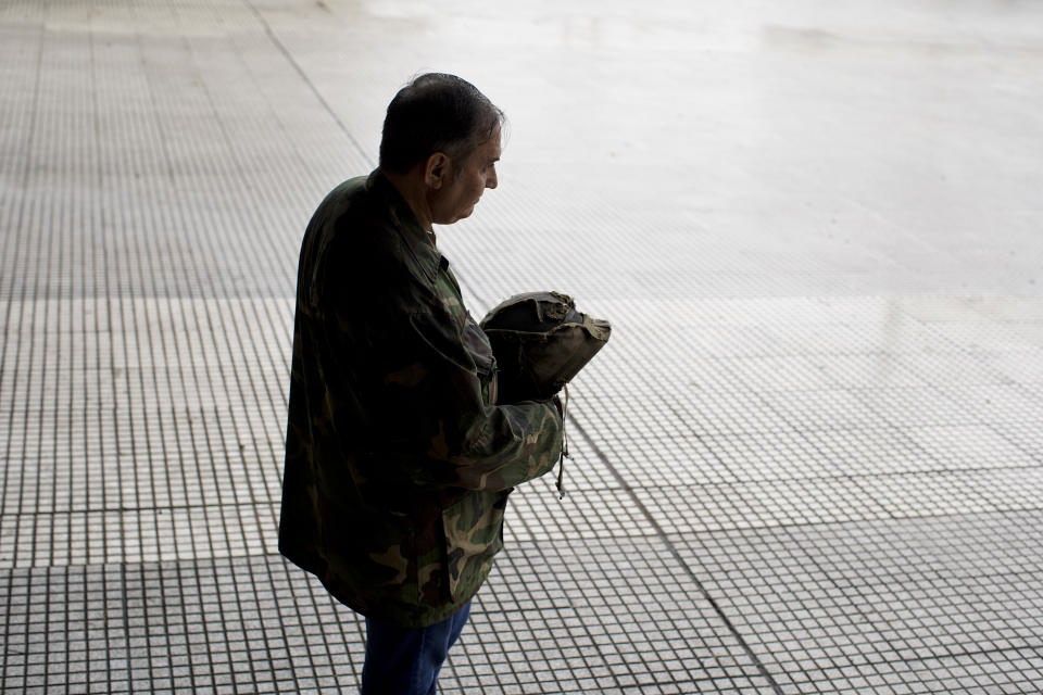 El veterano de guerra argentino Jorge Altieri posa para una fotografía con el casco manchado de sangre, que recuperó recientemente y que le salvó la vida en 1982, durante la Guerra de las Malvinas, en Buenos Aires, Argentina, el 12 de marzo de 2019. Para Altieri, recuperar su casco le ha ayudado a cerrar ese episodio de su vida. "Lo miro y con los recuerdos que vienen se me llenan los ojos de lágrimas", dijo. (AP Foto/Natacha Pisarenko)