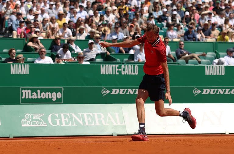 Daniil Medvedev completamente desbordado tiró su raqueta contra el fondo de la cancha. (Photo by Julian Finney/Getty Images)