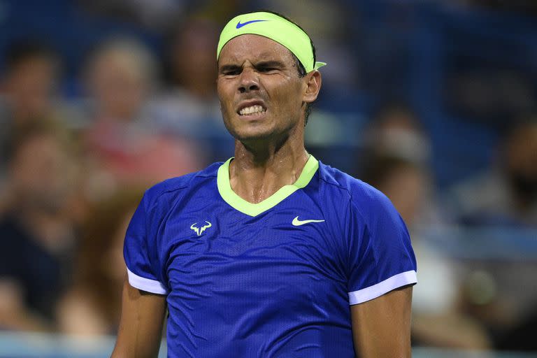 Nadal reacciona con dolor durante su duelo contra Lloyd Harris en el torneo de Washington el 5 de agosto pasado; lo frenó una lesión en el pie izquierdo