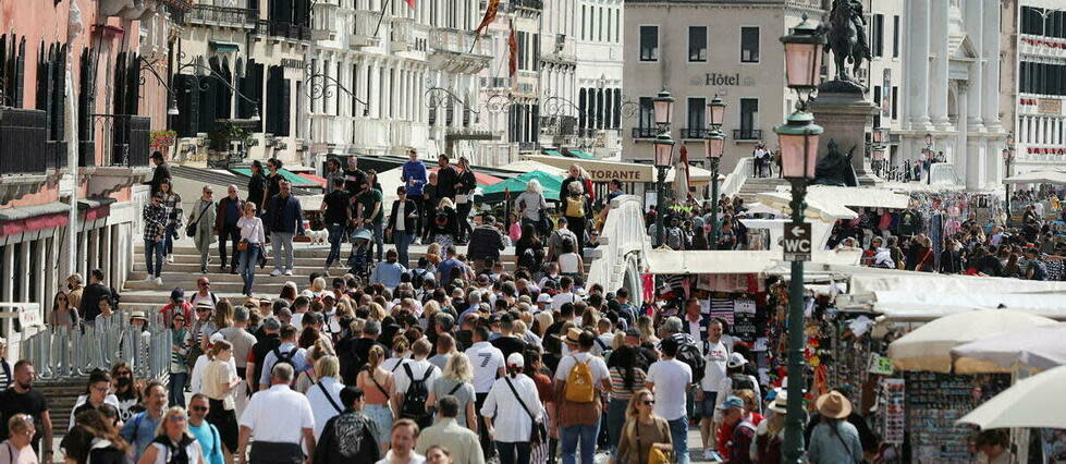 Un flux de touristes à Venise.  - Credit:DAISUKE TOMITA / Yomiuri / The Yomiuri Shimbun via AFP