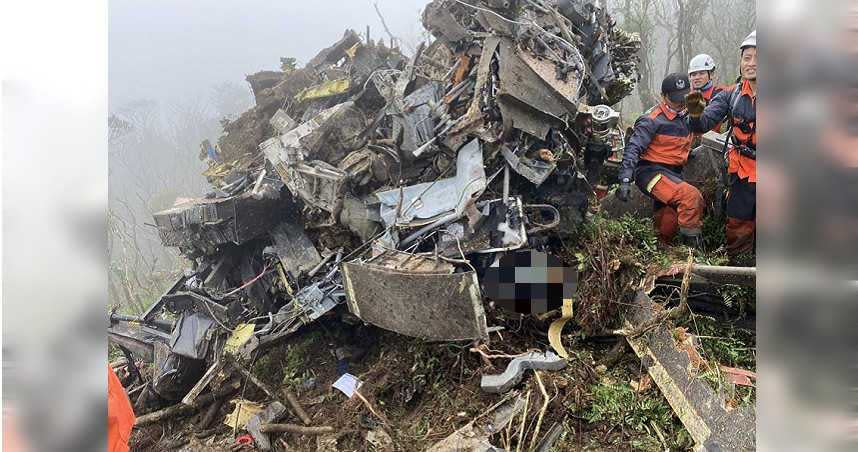 黑鷹直升機摔成廢鐵，照片中殘骸下壓著2個人。（圖／翻攝畫面）