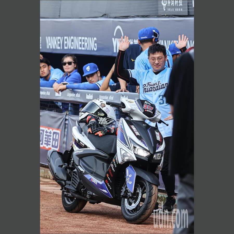 中職例行賽下午於新莊棒球場展開，TSR摩托車錦標賽冠軍詹博堯騎著山葉勁戰進入球場，並與球迷揮手。記者曾原信／攝影