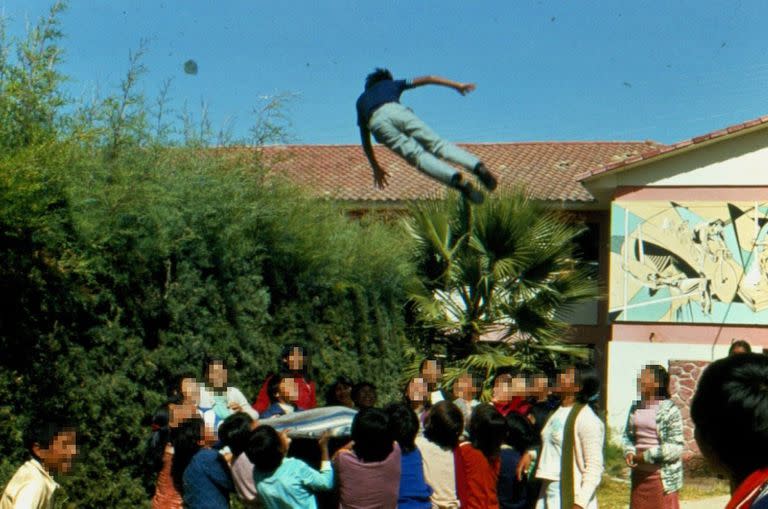 Un grupo de alumnos del colegio jesuita Juan XXIII impulsa a un compañero durante una jornada de juegos en el centro, en los años ochenta