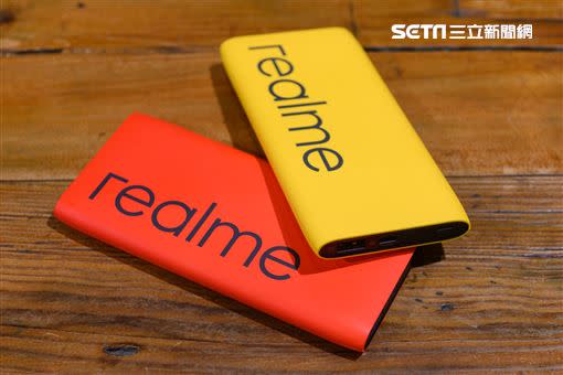 realme 快充行動電源， 提供紅、黃雙色，輕薄具潮流感。