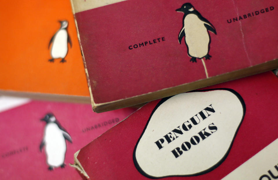 Des livres de pingouins sont vus dans une librairie d'occasion du centre de Londres le 29 octobre 2012. Pearson de Grande-Bretagne a accepté de fusionner sa division de livres Penguin avec Random House de Bertelsmann pour créer le premier éditeur grand public au monde, dans un camouflet apparent à Rupert Murdoch's News Corp. REUTERS/Stefan Wermuth (BRITAIN - Tags: ENTERTAINMENT MEDIA BUSINESS EDUCATION)