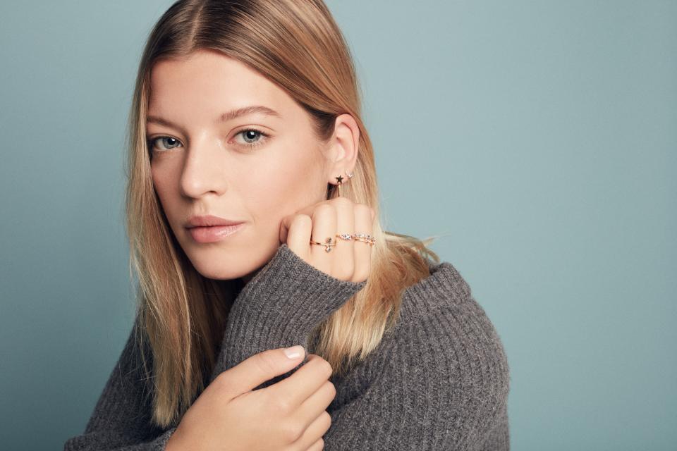 Model wearing the Diamanti Per Tutti Mystique collection featuring the Dripping Star Earring, Diamond Blue Earring, Nectar Ring, Bea Ring and Think Twice Ring. (Photo: Diamanti Per Tutti)