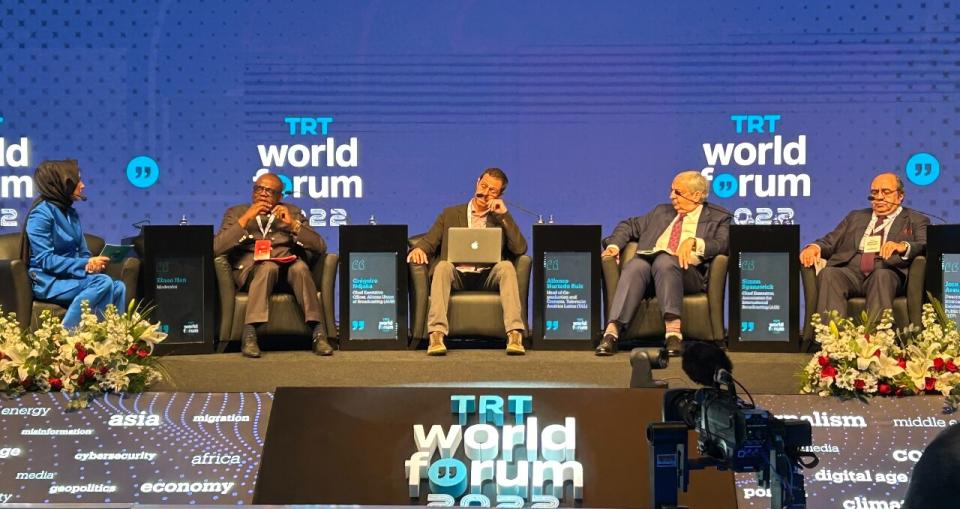 TRT世界論壇討論數位化對公廣媒體的挑戰。左起非洲廣播聯盟主席 Gregoire Ndjaka、拉丁美洲電視聯合製作內容總裁 Alfonso Hurtado Ruiz、國際廣播協會首席執行官 Simon Spanswick與葡萄牙公廣國際關係總監 Jose Lopez de Araujo。(圖：Rti)