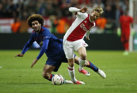 Football Soccer - Ajax Amsterdam v Manchester United - UEFA Europa League Final - Friends Arena, Solna, Stockholm, Sweden - 24/5/17 Ajax's Frenkie De Jong in action with Manchester United's Marouane Fellaini Reuters / Andrew Couldridge Livepic