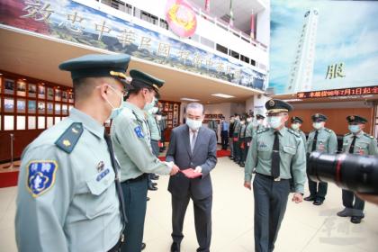 軍友社理事長李棟樑22日，慰勉國軍示範公墓管理組官兵，提前祝賀秋節愉快。（軍聞社記者蔡宗恆攝）