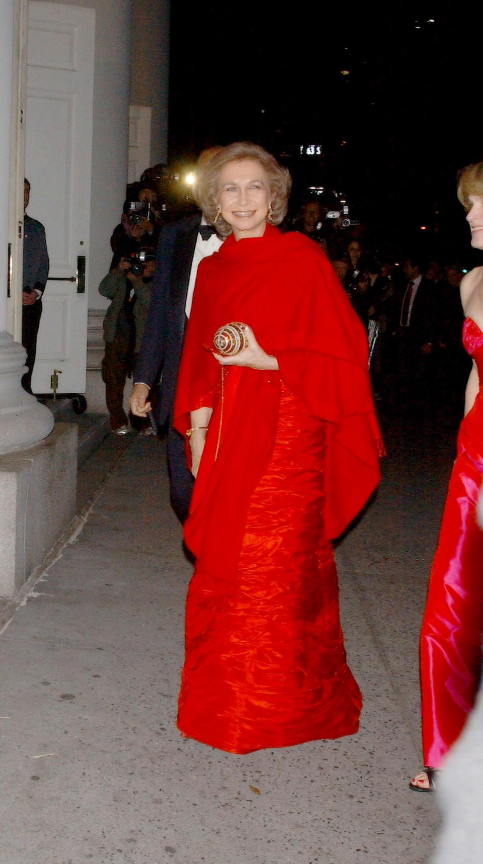 <p>"El vestido rojo es esa prenda que nunca falla", dice MujerHoy. Este es el color que eligió para la entrega de medallas del Instituto Reina Sofía en Nueva York. El resultado fue un estilismo de 10 que funciona para cualquier ocasión. (Foto: Arnaldo Magnani / Getty Images)</p> 