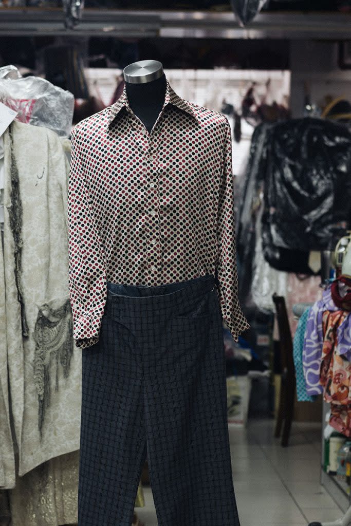 玲姐閒時在街上看到花紋特別的布料，就找師傅縫紉成恤衫及喇叭褲。