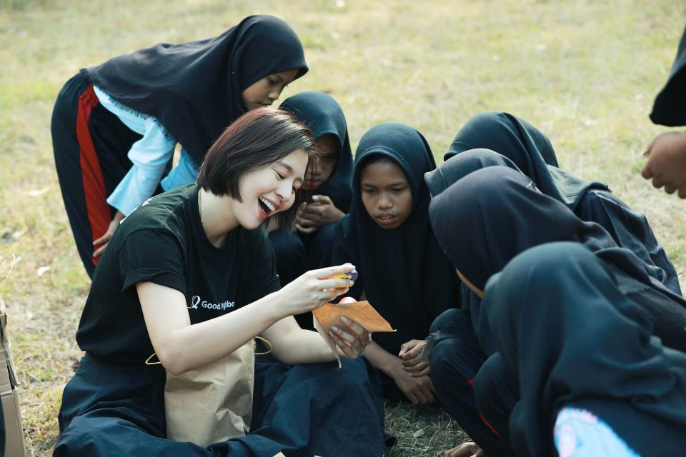 劉品言前往好鄰居位於印尼日惹的計畫區，探訪資助兒童與家庭