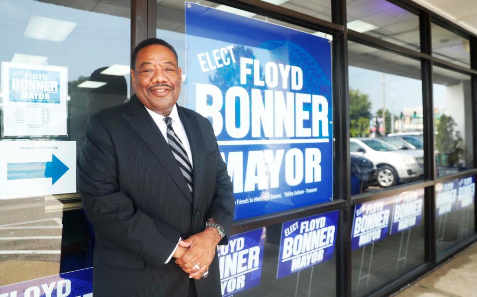 Candidatul la primarul Memphis, șeriful comitatului Shelby Floyd Bonner, poate fi văzut în afara sediului său pe 11 august 2023, la 3125 Poplar Avenue din Memphis, Tenn.