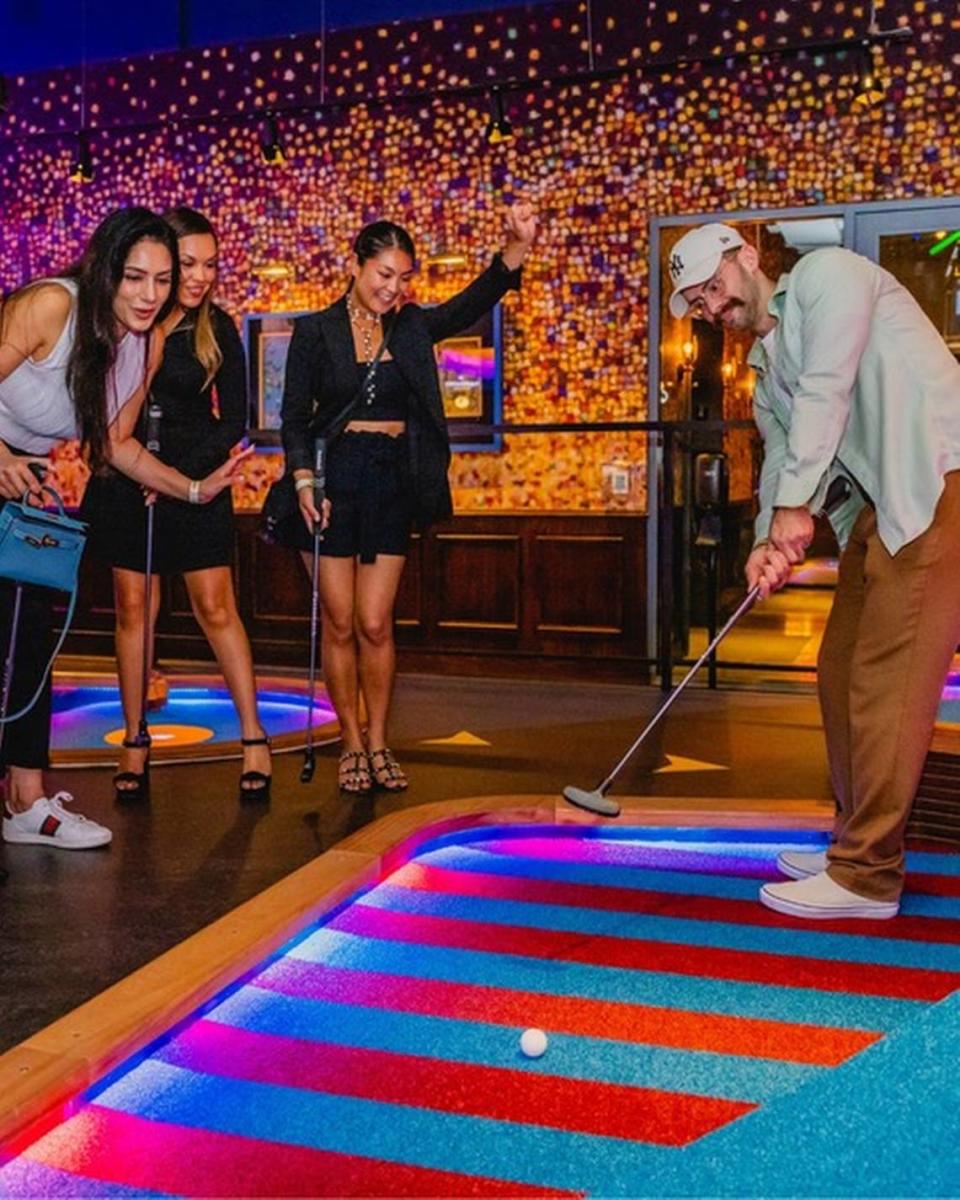 Puttshack es una cadena de minigolf bar y restaurante.