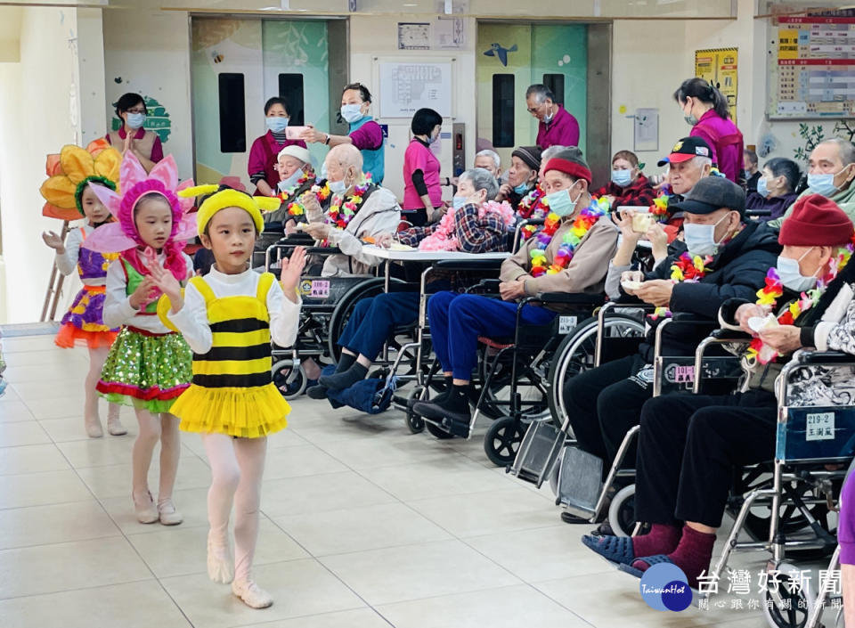 養護長輩們專心地欣賞幼兒的舞蹈表演。