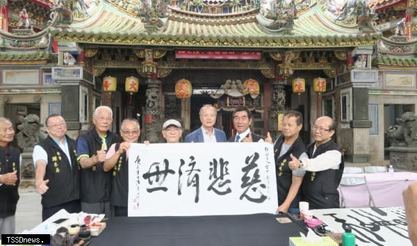 保生大帝藝文饗宴學甲慈濟宮登場，陳吉山與林隆旗老師並於開幕式上現場揮毫秀書法，歡迎大家來看展。（記者李嘉祥攝）