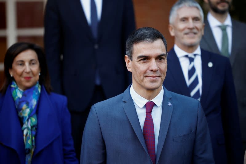 FOTO DE ARCHIVO: El reelegido presidente del Gobierno español, Pedro Sánchez, posa con los nuevos miembros del gobierno para una foto familiar antes de su primera reunión de gabinete en el Palacio de la Moncloa en Madrid, España,