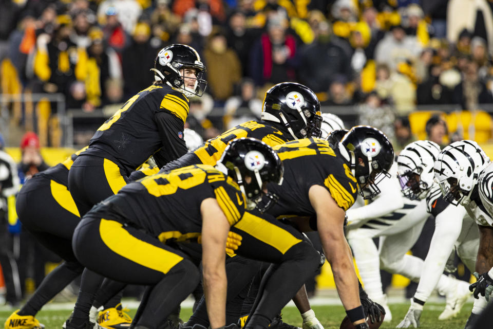 PITTSBURGH, PA - NOVEMBER 20: Pittsburgh Steelers quarterback Kenny Pickett (8) looks on from under center during the national football league game between the Cincinnati Bengals and the Pittsburgh Steelers on November 20, 2022 at Acrisure Stadium in Pittsburgh, PA. (Photo by Mark Alberti/Icon Sportswire via Getty Images)