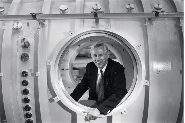 <p>Jacques Piccard dans le bathyscaphe avec lequel, en 1960, il a battu le record mondial de plongée profonde.</p>