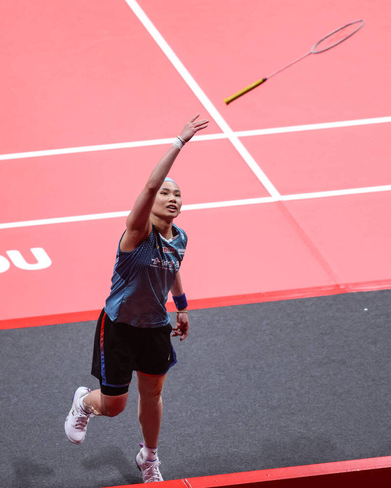 戴資穎今天賽後把球拍獻給現場觀眾。（Badminton Photo提供）