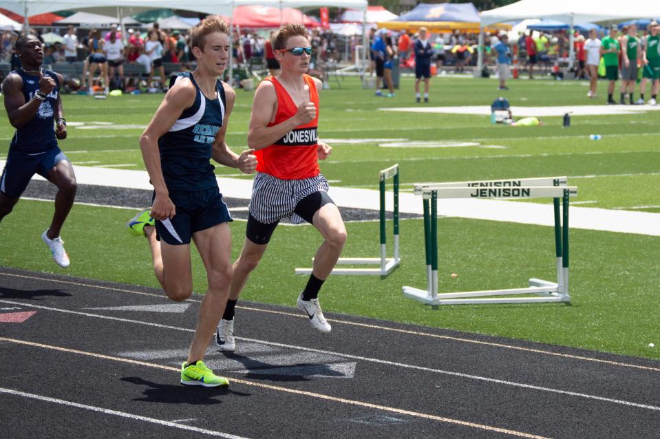 Alan Knowles runs at the 2021-22 Track State Finals in the 400-meter.