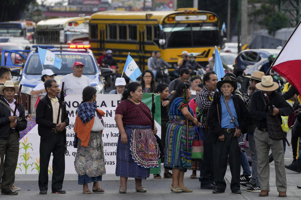 La gente bloquea una carretera para exigir la renuncia de la fiscal general Consuelo Porras y del fiscal Rafael Curruchiche en la ciudad de Guatemala, el lunes 2 de octubre de 2023. (AP Foto/Moisés Castillo)